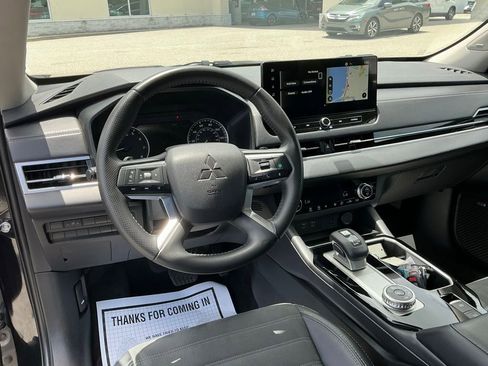 Used 2025 Mitsubishi Outlander AWD image 26