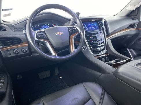 Used 2019 Cadillac Escalade ESV Luxury image 2