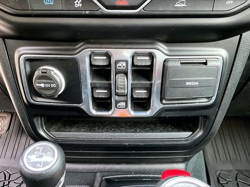 Used 2022 Jeep Wrangler Unlimited Sahara image 16