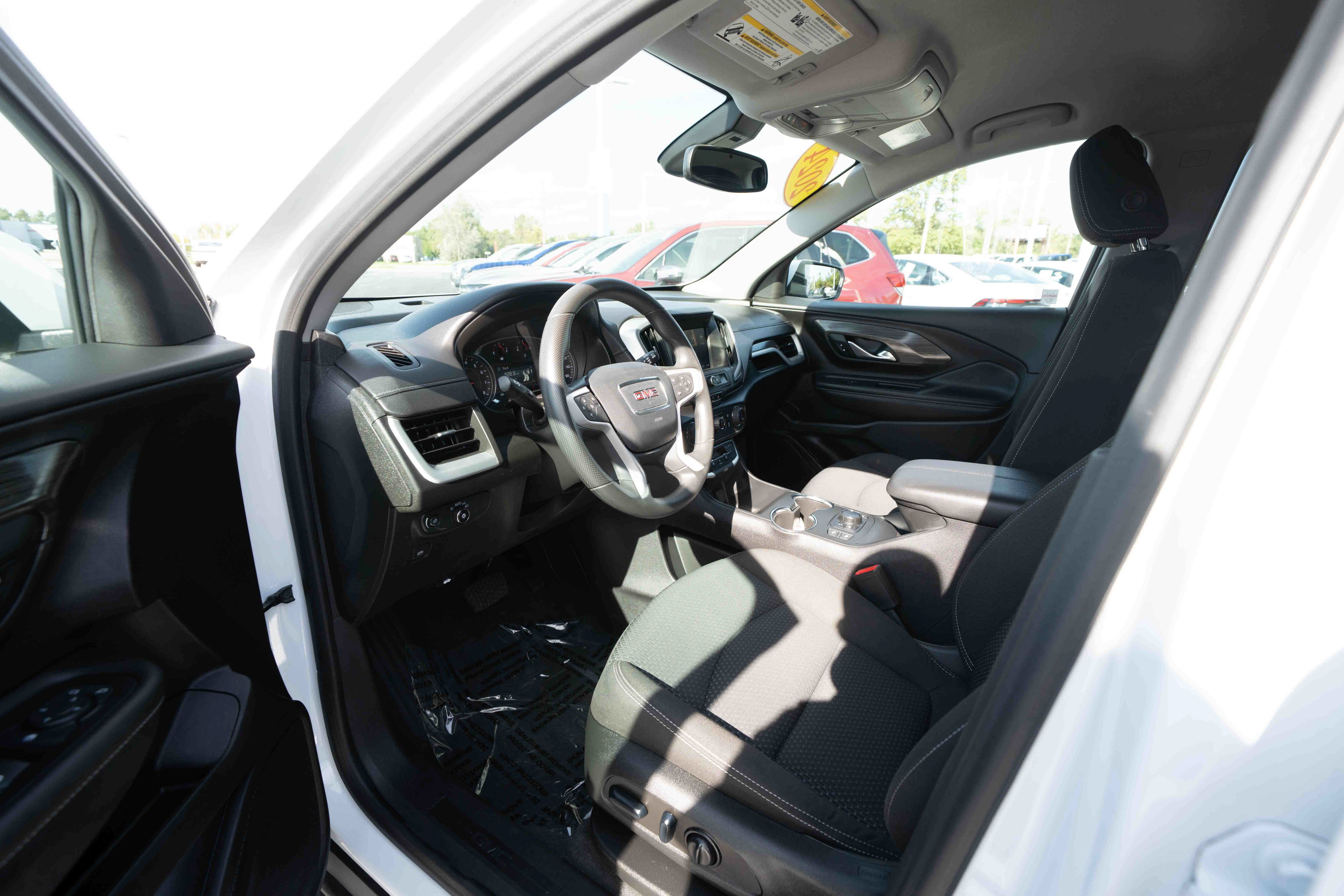 Used 2024 GMC Terrain SLE w/ Driver Convenience Package FWD image 8