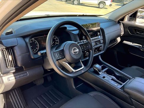 Used 2025 Nissan Pathfinder S image 16