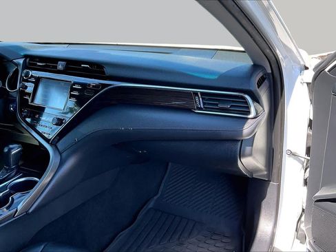 Used 2018 Toyota Camry XLE FWD image 18