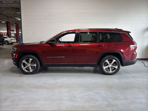 Used 2023 Jeep Grand Cherokee L Limited w/ Luxury Tech Group II AWD/4WD image 2