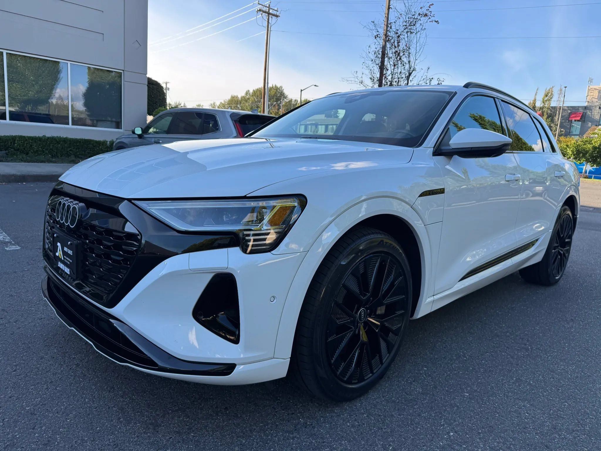 Used 2024 Audi Q8 e-tron Prestige w/ Prestige Package AWD/4WD image 4