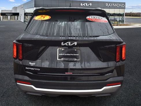 Used 2025 Kia Sorento S image 4