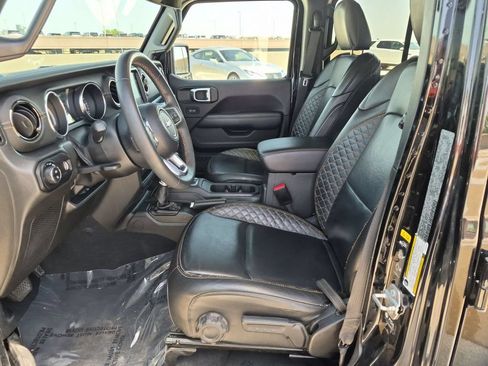 Used 2023 Jeep Gladiator Overland AWD/4WD image 9