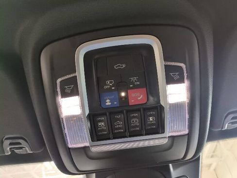 Used 2022 RAM 1500 Laramie AWD/4WD image 9