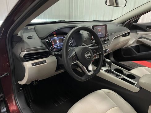 Used 2025 Nissan Altima 2.5 SV FWD image 34