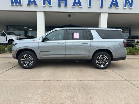 Used 2025 Chevrolet Suburban Z71 AWD/4WD image 4