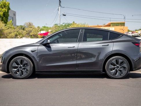 Used 2025 Tesla Model Y Long Range RWD image 2