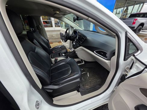 Used 2019 Chrysler Pacifica Touring-L image 22