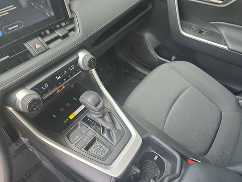 Used 2025 Toyota RAV4 XLE FWD image 25