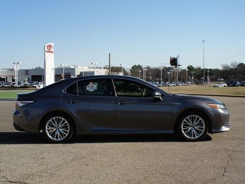 Used 2018 Toyota Camry XLE image 20