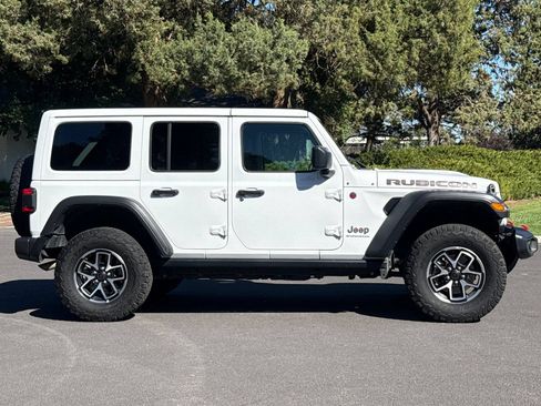 Used 2025 Jeep Wrangler Unlimited Rubicon AWD/4WD image 3