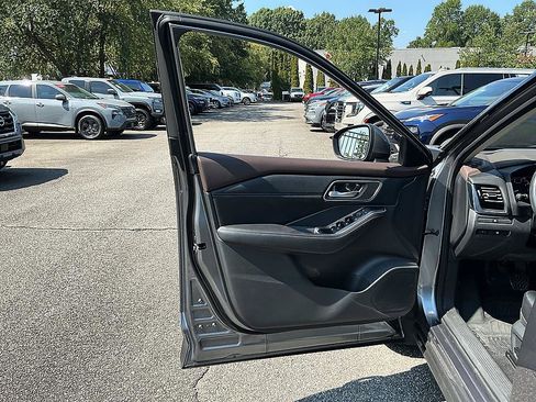 Used 2021 Nissan Rogue SV w/ Premium Package FWD image 11