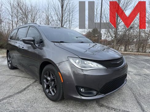 Used 2018 Chrysler Pacifica Touring-L Plus w/ S Appearance Package image 1