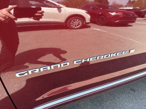 Used 2023 Jeep Grand Cherokee Summit AWD/4WD image 6
