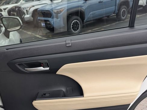 Used 2023 Toyota Highlander XLE image 18