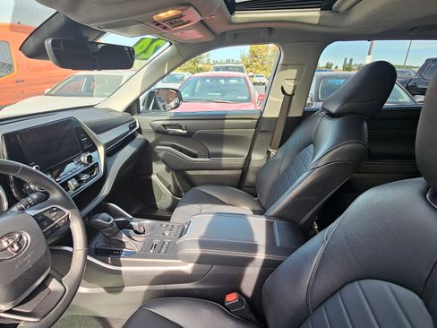 Used 2024 Toyota Highlander XLE image 7