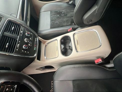Used 2017 Dodge Grand Caravan SXT image 25