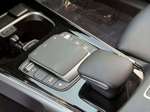 Used 2021 Mercedes-Benz GLB 250 4MATIC w/ Premium Package image 23