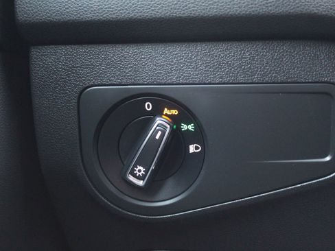 Used 2018 Volkswagen Tiguan SE w/ 3rd Row Seat Package image 26