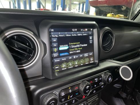 Used 2023 Jeep Gladiator Sport S image 16