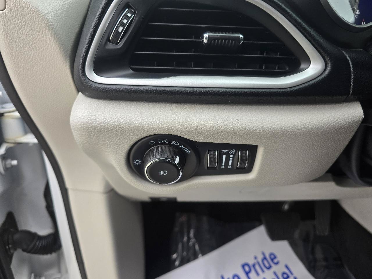 Used 2022 Chrysler Pacifica Touring-L FWD image 23