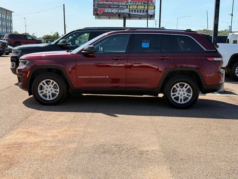 Used 2024 Jeep Grand Cherokee Laredo AWD/4WD image 17