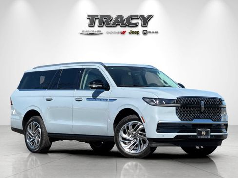 Used 2025 Lincoln Navigator L Reserve AWD/4WD image 2