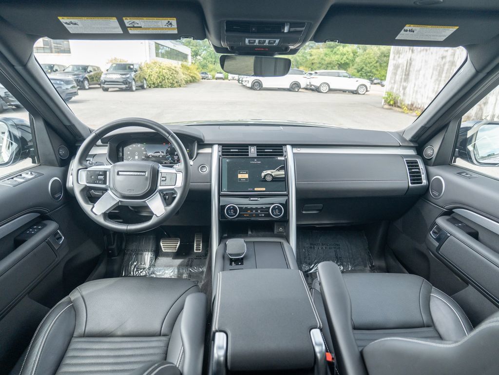 Used 2024 Land Rover Discovery Dynamic SE AWD/4WD image 18