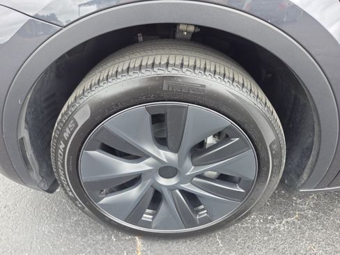 Used 2024 Tesla Model Y 2WD image 18