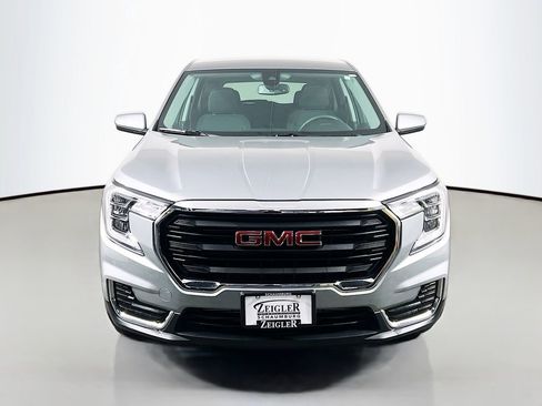 Used 2024 GMC Terrain SLE image 2