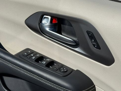 Used 2023 Chrysler Pacifica Touring-L image 36