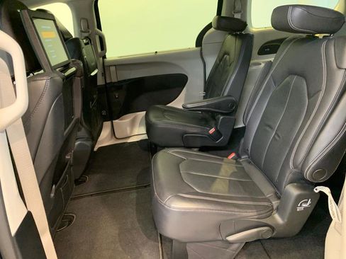 Used 2022 Chrysler Pacifica Touring-L w/ Uconnect Theater Family Group image 43