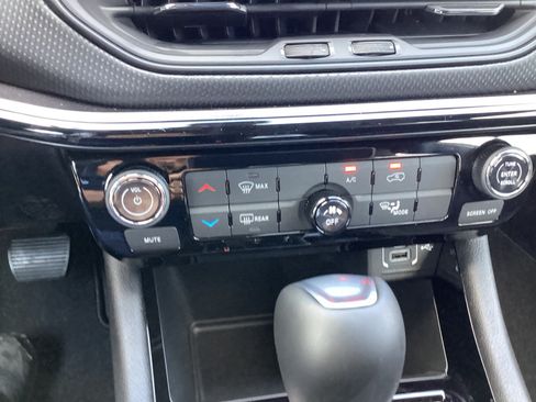 New 2026 Jeep Compass Latitude AWD/4WD image 18