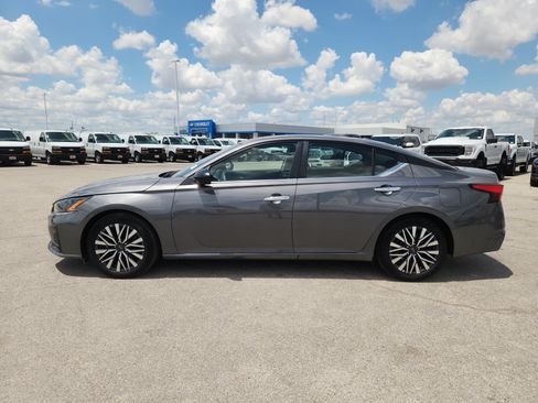 Used 2025 Nissan Altima 2.5 SV FWD image 4