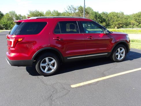 Used 2017 Ford Explorer XLT w/ Equipment Group 202A AWD/4WD image 12