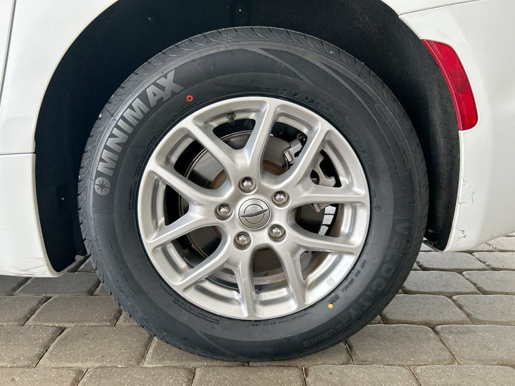 Used 2023 Chrysler Pacifica Touring-L FWD image 46