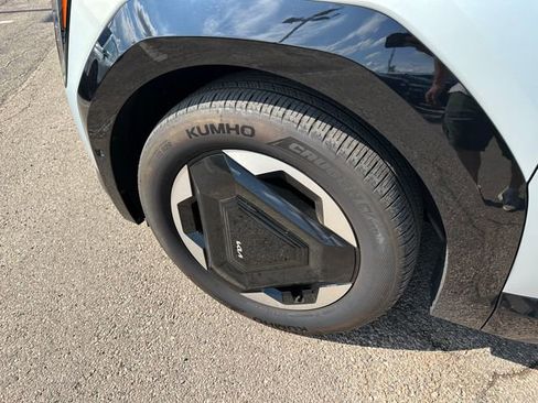 Used 2024 Kia EV9 Land image 8