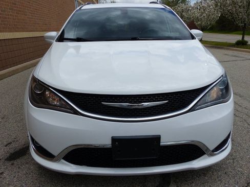 Used 2020 Chrysler Pacifica Touring-L FWD image 11