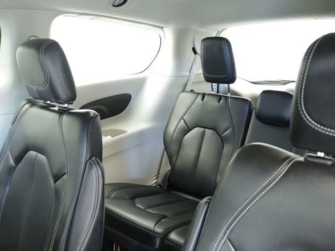 Certified 2023 Chrysler Pacifica Touring-L FWD image 24