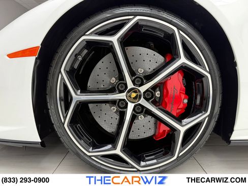 Used 2020 Lamborghini Huracan EVO image 12