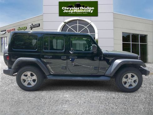 Used 2022 Jeep Wrangler Unlimited Sport w/ Sun And Sound Package AWD/4WD image 5
