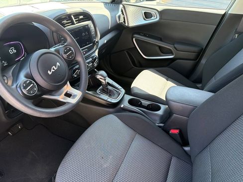 Used 2025 Kia Soul LX w/ LX Technology Package FWD image 9