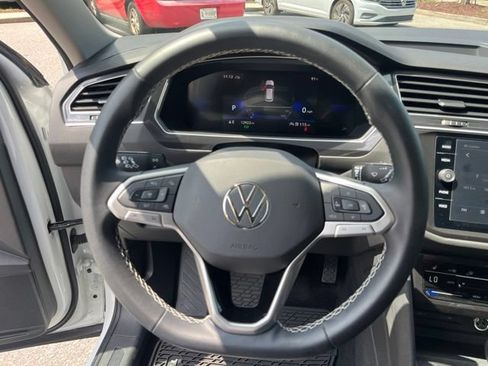 Used 2024 Volkswagen Tiguan SE AWD/4WD image 17