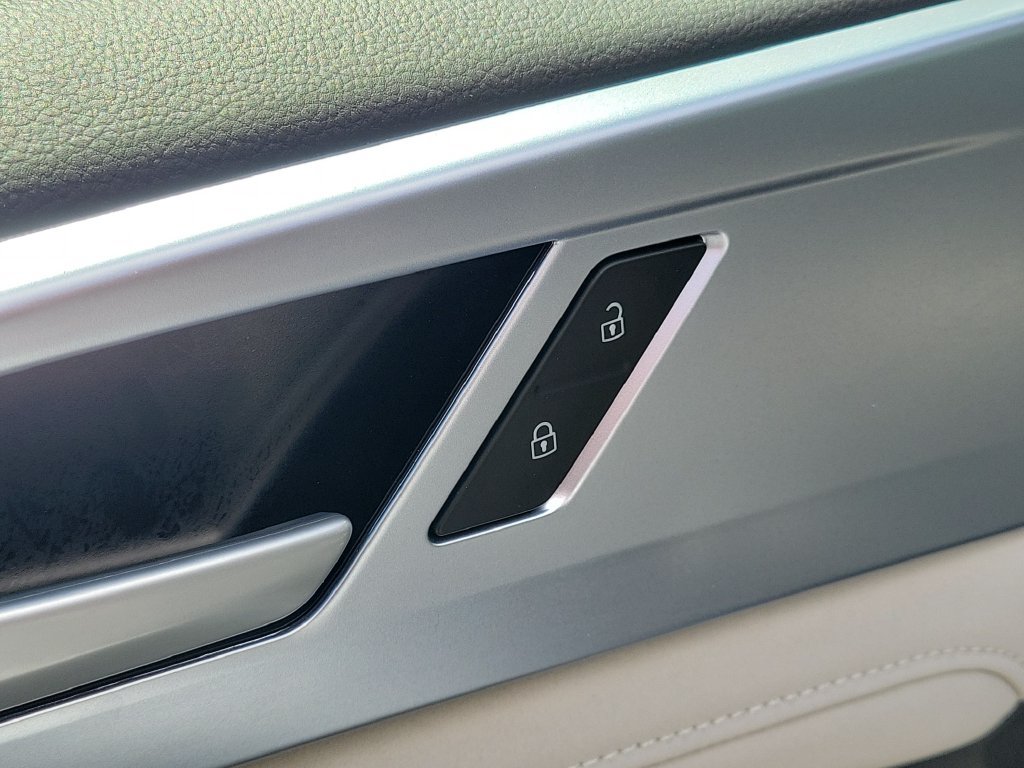 Used 2025 Volkswagen Taos SE w/ Panoramic Sunroof Package FWD image 18