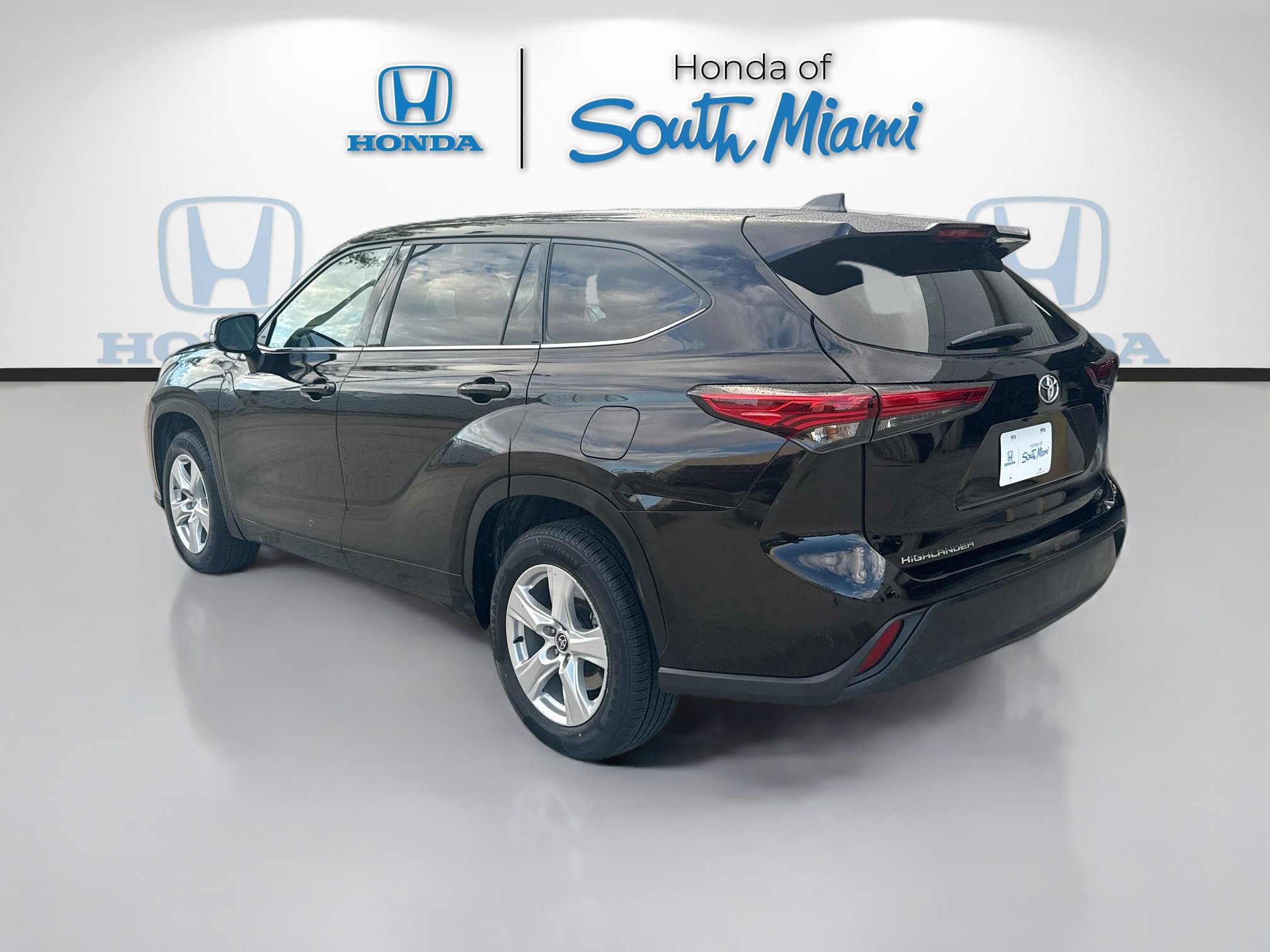 Used 2022 Toyota Highlander LE FWD image 5