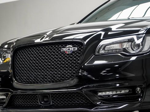 Used 2023 Chrysler 300 C image 2