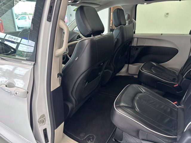 Used 2023 Chrysler Pacifica Limited FWD image 23